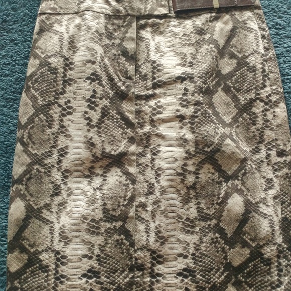 LN Michael Kors Snake Skin Patterned fitted skirt - Picture 2 of 5